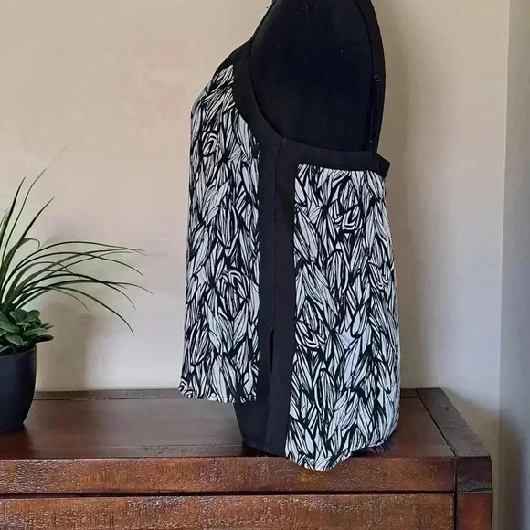 ❤️ Black and  White Dynamite Sleeveless Top - Picture 2 of 13